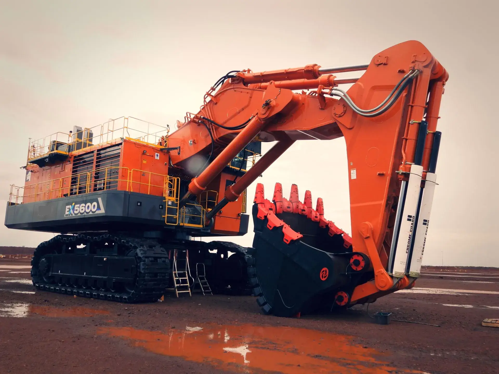 Diferenças entre escavadeiras hidráulicas e elétricas: qual escolher para a sua operação?